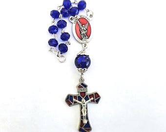 Rosario de San Miguel con cuentas de vidrio azules y rojas y cruz de esmalte plateado