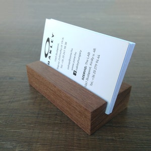 Titular de la tarjeta de visita de madera de nuez. Soporte de tarjeta de visita para escritorio. Soporte de tarjeta de escritorio. Regalo de negocios. Titular de la tarjeta de madera