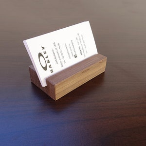 Holz-Visitenkarten-Etui. Nussbaum-Kartenhalter. Hölzerne Visitenkarte stehen. Büro-Paper-Display