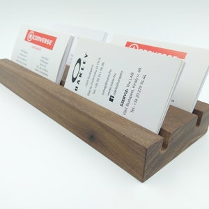 Houten Multiple 2x2 Visitekaartje Houder van Dark Walnut. 2x dubbele houten visitekaartjeshouder. Office Card Display