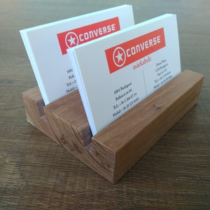 Houten houder voor meerdere visitekaartjes van donker walnoot. Dubbele houten visitekaartjeshouder. Office-kaartweergave