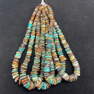 Puede incluir: Un hilo de pequeñas cuentas planas en forma de disco hechas de turquesa y piedra marrón. Las cuentas están dispuestas en varias filas verticales, mostrando una mezcla de colores azul verdoso vibrante, marrón tierra y tonos bronceados.