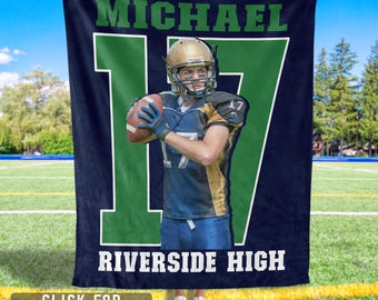 Pode incluir: Um cobertor azul marinho com um jogador de futebol americano com o número 17. O cobertor tem os nomes "MICHAEL" e "RIVERSIDE HIGH" em letras verdes e brancas. A imagem inclui o texto "CLICK FOR MORE COLORS".