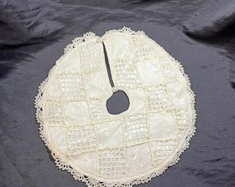 Falda para árbol de Navidad de 30 cm con cuentas y encaje en miniatura, color blanco antiguo.