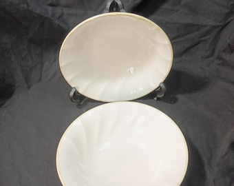 Ein Paar Vintage Scalptura Hearthstone Gaiety Steingutschalen