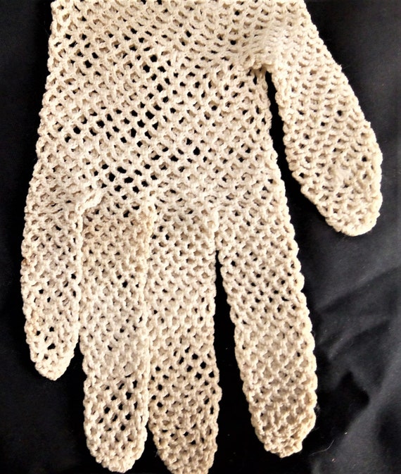 Vintage Child Crochet Gloves with Bakelite Buttons - image 4