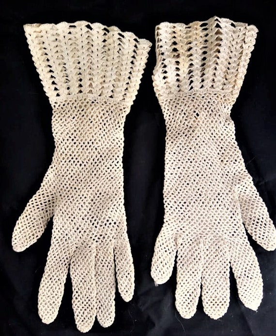 Vintage Child Crochet Gloves with Bakelite Buttons - image 6