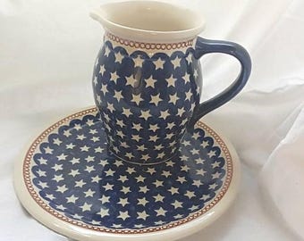Boleslawiec blauw-witte kan en bord van Pools aardewerk met sterpatroon
