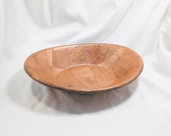 Bol ovalado de madera tejida de estilo vintage para servir