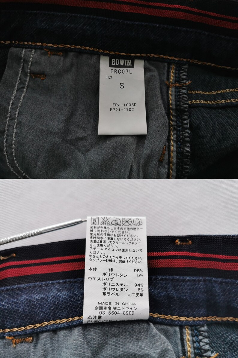 K&ouml;nnte beinhalten: Nahaufnahme der Innenseite einer dunkelblauen Jeans. Die Jeans hat einen rot-schwarz gestreiften Bund und ein wei&szlig;es Etikett mit der Marke "EDWIN" und der Gr&ouml;&szlig;e "S". Das Etikett enth&auml;lt auch Produktcodes und Waschanweisungen.