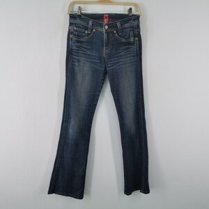 Pu&ograve; includere: Jeans in denim blu scuro con lavaggio sbiadito, design classico a cinque tasche, chiusura con bottone e cerniera e taglio a gamba dritta. I pantaloni presentano cuciture color rame e una piccola etichetta rossa sulla tasca anteriore.