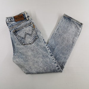 K&ouml;nnte beinhalten: Jeans aus Acid-Wash-Denim mit klassischem F&uuml;nf-Taschen-Design. Die Jeans haben ein hellblaues und wei&szlig;es Marmormuster, einen braunen Lederaufn&auml;her mit dem Markennamen "Edwin" und eine Ges&auml;&szlig;tasche mit einer markanten "W"-Naht.