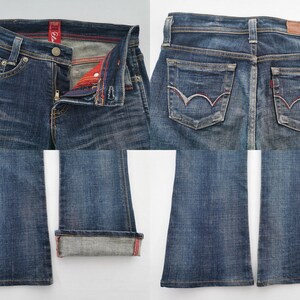 Pu&ograve; includere: Jeans in denim blu scuro con chiusura a bottoni e cuciture rosse, due tasche posteriori con ricami rossi e bianchi, un'etichetta in pelle marrone in vita e gambe svasate con orlo risvoltato che rivela una finitura interna rossa.