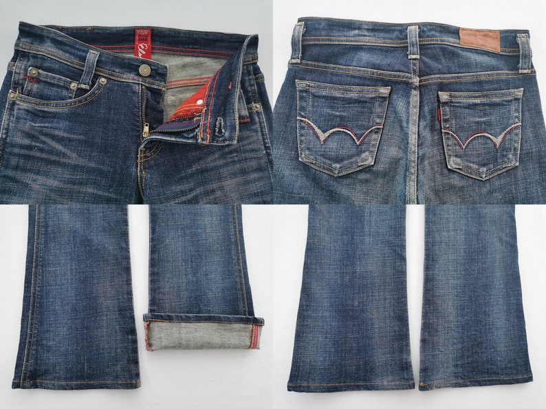 Pu&ograve; includere: Jeans in denim blu scuro con chiusura a bottoni e cuciture rosse, due tasche posteriori con ricami rossi e bianchi, un'etichetta in pelle marrone in vita e gambe svasate con orlo risvoltato che rivela una finitura interna rossa.