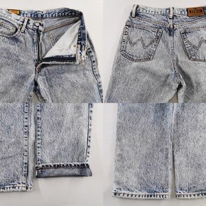 K&ouml;nnte beinhalten: Jeans aus Acid-Wash-Denim mit Knopf- und Rei&szlig;verschluss. Die Jeans haben ein klassisches F&uuml;nf-Taschen-Design und einen Wrangler-Logo-Aufn&auml;her auf der R&uuml;ckseite. Die Jeans sind am Saum umgeschlagen.