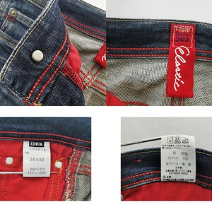 Pu&ograve; includere: Jeans in denim blu scuro con cuciture rosate a contrasto, chiusura con bottone in metallo e fodera interna rossa. Le etichette riportano il marchio EDWIN, il modello 503, la taglia 26x32 e le istruzioni per la cura in giapponese.