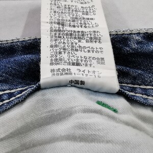 Pu&ograve; includere: Vassoio da portata in legno fatto a mano con finitura naturale. Forma rettangolare con angoli arrotondati e due manici intagliati. La venatura del legno &egrave; visibile, aggiungendo fascino rustico. Perfetto per servire cibo o esporre oggetti.