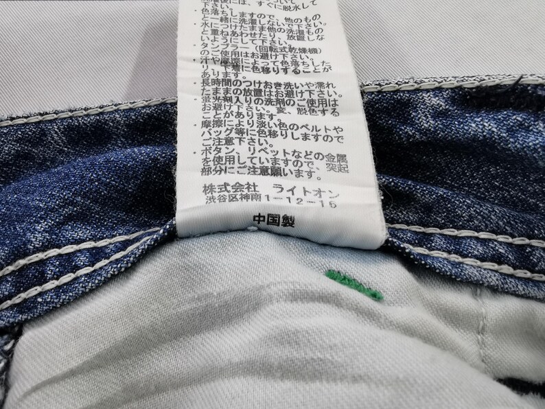 Pu&ograve; includere: Vassoio da portata in legno fatto a mano con finitura naturale. Forma rettangolare con angoli arrotondati e due manici intagliati. La venatura del legno &egrave; visibile, aggiungendo fascino rustico. Perfetto per servire cibo o esporre oggetti.