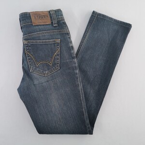 K&ouml;nnte beinhalten: Blaue Jeans aus Denim mit geradem Schnitt, klassischem F&uuml;nf-Taschen-Design und einem braunen Lederaufn&auml;her am hinteren Bund mit dem Text Edwin. Die Jeans hat Kontrastn&auml;hte und eine verwaschene Optik sowie G&uuml;rtelschlaufen am Bund.