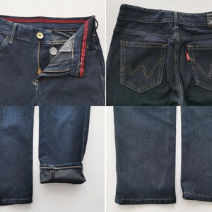 K&ouml;nnte beinhalten: Dunkelblaue Jeans aus Denim mit Knopf- und Rei&szlig;verschluss. Die Jeans haben ein klassisches F&uuml;nf-Taschen-Design mit einer markanten 'W'-f&ouml;rmigen Naht auf den Ges&auml;&szlig;taschen. Der Markenname 'Edwin' ist sichtbar.