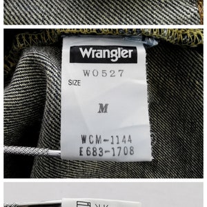 Puede incluir: Primer plano de tela vaquera con tres etiquetas. La etiqueta superior dice "Wrangler". La etiqueta del medio muestra "W0527" y la talla "M". La etiqueta inferior indica 100% algod&oacute;n y "Made in China".