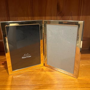Marco de fotos plegable de latón macizo (5"x7") – 13cmx18cm con revestimiento de laca resistente al deslustre.