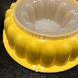 Peut inclure: Moule en plastique jaune pour faire un dessert en gelée en forme d'anneau. Le moule a un centre amovible.
