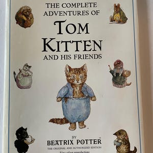 Puede incluir: Una portada de libro vintage de "The Complete Adventures of Tom Kitten and His Friends" de Beatrix Potter. La portada presenta ilustraciones de Tom Kitten y otros personajes animales. El libro es una nueva reproducción en color.