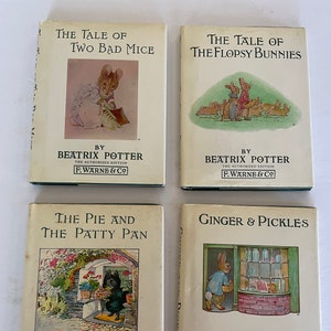 Puede incluir: Cuatro libros infantiles vintage de Beatrix Potter con ilustraciones en las portadas. Los libros son "The Tale of Two Bad Mice", "The Tale of the Flopsy Bunnies", "The Pie and the Patty Pan", y "Ginger & Pickles".