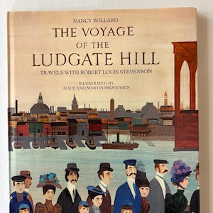 Pode incluir: Um livro de capa dura intitulado "The Voyage of the Ludgate Hill" de Nancy Willard. A ilustração da capa retrata uma cena à beira-mar com uma ponte, edifícios, barcos e figuras com roupas de época. Ilustrado por Alice e Martin Provensen.