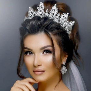 Luxurious tiara, gold tiara, silver tiara, wedding tiara, crystal crown, bridal tiara, wedding hair accessory.