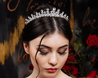 Elegante tiara nupcial de cristal, accesorio dorado para el cabello de boda.