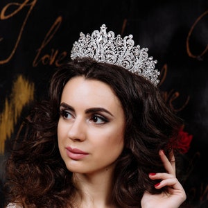 Luxurious tiara, gold tiara, silver tiara, wedding tiara, crystal crown, bridal tiara, wedding hair accessory.