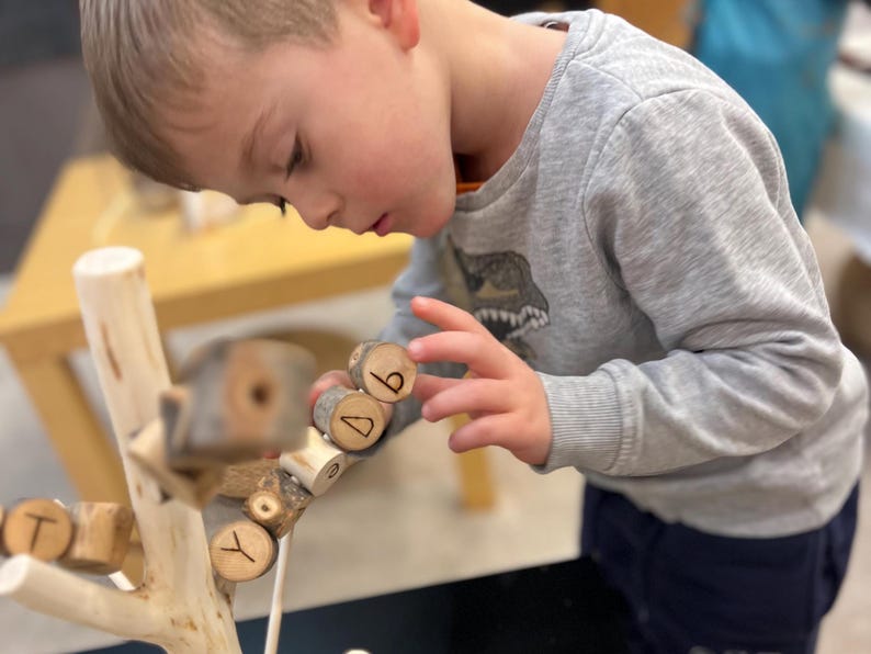 Montessori Alphabet Baum + Buchstabe Aktivitätskit — Waldorf / Natur lose Teile für Alphabetisierung und feinmotorisches Lernen Bild 2