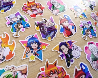 Puede incluir: Una colección de pegatinas coloridas de estilo anime con varios personajes. Las pegatinas muestran ilustraciones detalladas con colores vibrantes, incluyendo personajes con cuernos, alas e instrumentos musicales. Las pegatinas están dispuestas sobre una superficie de madera marrón claro.