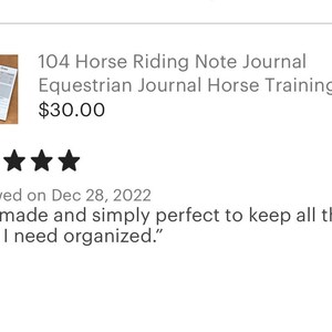 Op de afbeelding: Een zwart-wit paardrijden notitieboek met een spiraalbinding. De omslag heeft een paard en zadel ontwerp. Het notitieboek is getiteld "104 Horse Riding Note Journal Equestrian Journal Horse Training" en kost &euro; 30,00. Het notitieboek heeft een vijfsterrenbeoordeling.