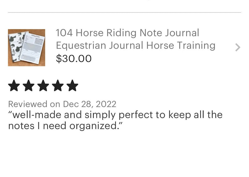 Op de afbeelding: Een zwart-wit paardrijden notitieboek met een spiraalbinding. De omslag heeft een paard en zadel ontwerp. Het notitieboek is getiteld "104 Horse Riding Note Journal Equestrian Journal Horse Training" en kost &euro; 30,00. Het notitieboek heeft een vijfsterrenbeoordeling.