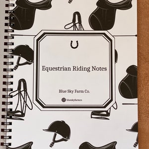 Op de afbeelding: Een wit notitieboek met een zwart-wit paardrijthema. De omslag heeft een hoefijzer, een rijhelm, een zadel en een hoofdstel. De tekst "Equestrian Riding Notes" en "Blue Sky Farm Co." staat op de omslag.
