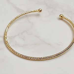 Bracelet manchette en or brillant, bracelet minimaliste, bracelet empilable, bracelet en or simple, bracelet maigre, bracelet de tous les jours