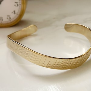 Zerkratztes Gold Wave Cuff Armband, Minimalist Gold Armband, Wave Gold Cuff Armband, Gold Cuff Armband, Schweres Armband, Alltagsarmband