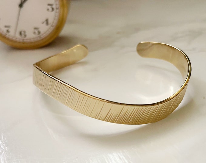 Scratched Gold Wave Cuff Bracelet, Minimalist Gold Bracelet, Wave Gold Cuff Bracelet, Gold Cuff Bracelet, Heavy Bracelet, Everyday Bracelet
