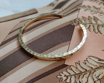 Gold Armreif, All Over Hammered Armband, Minimalist Gold Armband, Stapel Manschette, Gold Armreif, Everyday Armband