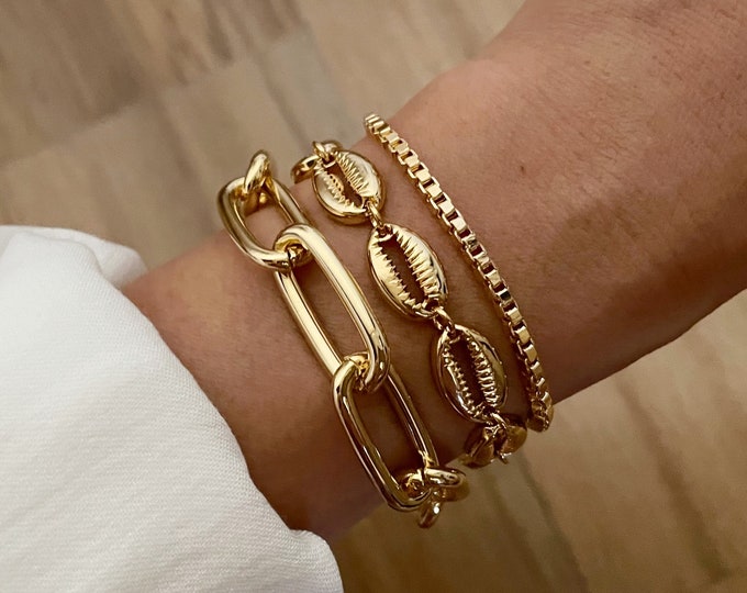 Small Cowrie Shell Gold Bracelet, Seashell Chain Bracelet, Fancy Gold bracelet,  Beach Bracelet, Gold Layering Bracelet, Stack Bracelet
