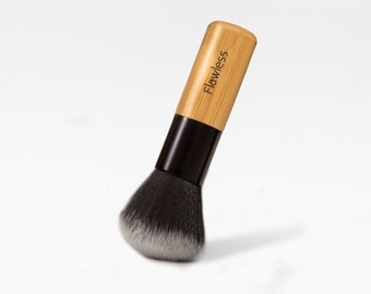 Veganer Puder/Rouge Pinsel. Nachhaltiger, tierversuchsfreier Schminkpinsel. Finishing-Pinsel, natürlicher Bambus.