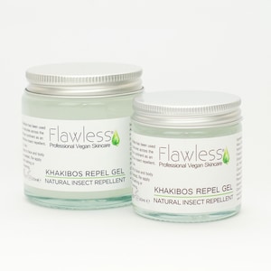 Può includere: Due barattoli di vetro con coperchi argentati contenenti un gel trasparente. I barattoli sono etichettati con "Flawless Professional Vegan Skincare Khakiibos Repel Gel Natural Insect Repellent".