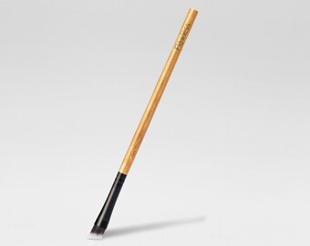 Brow/Liner abgewinkelte Bürste. Vegan Make-up Pinsel, natürlicher Bambus, nachhaltig und tierversuchsfrei.