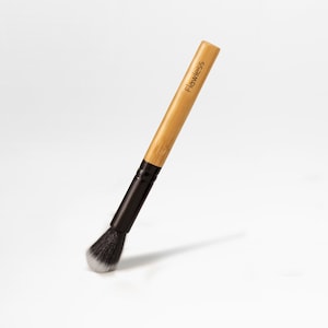 Pinceau de maquillage éclaircissant végétalien. Pinceau enlumineur crème et poudre. Fibres synthétiques sans cruauté avec du bambou naturel.