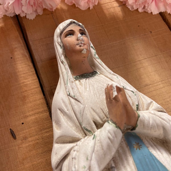 Statue polychrome en plâtre de la Vierge Marie. Vers 1920s. French religious.