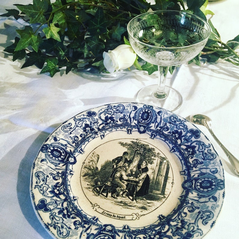6 assiettes a dessert parlantes anciennes. Sarreguemines. XIXe siecle. Grisaille et bleue