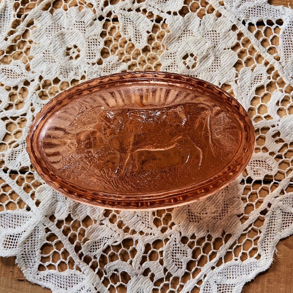 Beurrier ancien en verre moulé rose avec vache en relief. Vers 1930. Campagne chic. French vintage.